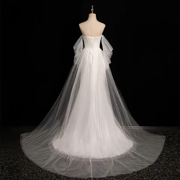 Schlicht Satin Weiß Meerjungfrau Brautkleider / Hochzeitskleider 2024 Bandeau Ärmellos Rückenfreies Sweep / Pinsel Zug Hochzeit