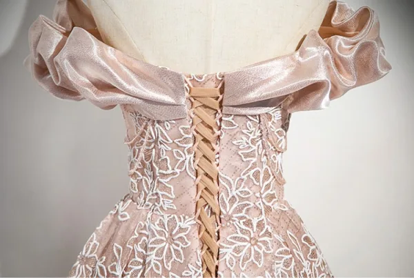 Chic / Beautiful Blushing Pink Flower Sequins Prom Dresses 2025 A-Line / Princess Ruffle Off-The-Shoulder Short Sleeve Backless Floor-Length / Long Prom Formal Dresses