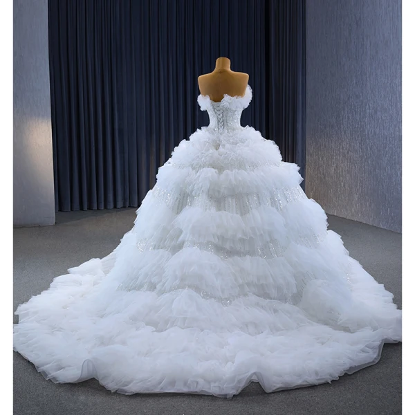 Luxus / Herrlich Weiß Perlenstickerei Pailletten Fallende Rüsche Brautkleider / Hochzeitskleider 2023 Ballkleid Bandeau Ärmellos Rückenfreies Sweep / Pinsel Zug Hochzeit