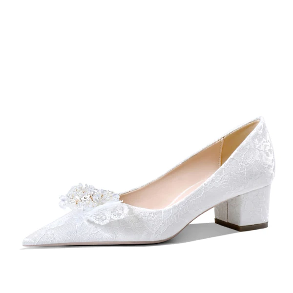 Elegante Weiß Perlenstickerei Spitze Brautschuhe 2024 4 cm Thick Heels Low Heel Spitzschuh Hochzeit Pumps Hochhackige