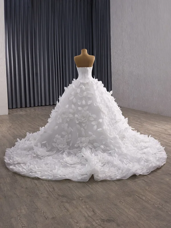 Luxus / Herrlich Weiß Handgefertigt Spitze Blumen Applikationen Pailletten Brautkleider / Hochzeitskleider 2025 Ballkleid Bandeau Ärmellos Rückenfreies Königliche Schleppe Hochzeit