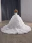 Luxus / Herrlich Weiß Handgefertigt Spitze Blumen Applikationen Pailletten Brautkleider / Hochzeitskleider 2025 Ballkleid Bandeau Ärmellos Rückenfreies Königliche Schleppe Hochzeit