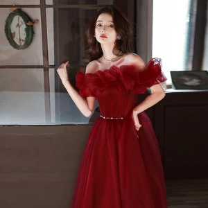 Charmant Bordeaux Perle Ceinture Robe De Bal 2023 Princesse Volants De L Épaule Sans Manches Dos Nu Longue Robe De Ceremonie
