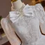 Élégant Blanche De Fiançailles En Dentelle Fleur Robe De Mariée 2024 Robe Boule Col Haut Perle Noeud 1/2 Manches Dos Nu Thé Longueur Mariage