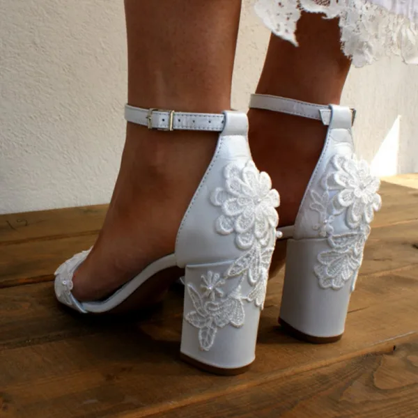 Schöne Ivory / Creme Spitze Blumen Brautschuhe 2022 Knöchelriemen 8 cm Thick Heels Peeptoes Hochzeit Sandaletten Hochhackige