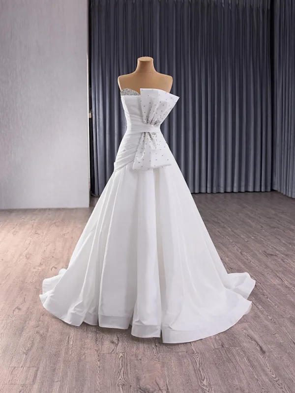 Elegante Weiß Strass Satin Brautkleider / Hochzeitskleider 2025 Ballkleid Bandeau Ärmellos Schleife Rückenfreies Sweep / Pinsel Zug
