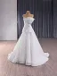 Elegante Weiß Strass Satin Brautkleider / Hochzeitskleider 2025 Ballkleid Bandeau Ärmellos Schleife Rückenfreies Sweep / Pinsel Zug