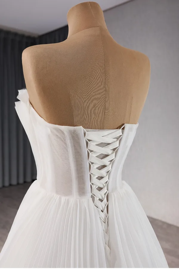 High-end White Flower Pleated Wedding Dresses 2024 A-Line / Princess Strapless Sleeveless Chapel Train Tulle Wedding