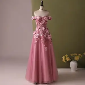 Fine Rødmende Rosa Perle Appliques Ballkjoler 2024 Prinsesse Av Skulderen Uten Ermer Ryggløse Lange Ball Formelle Kjoler