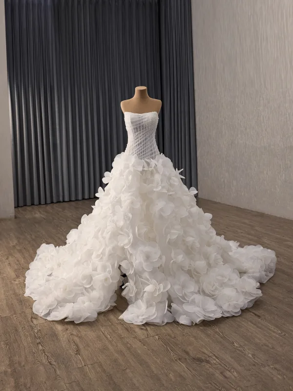 Luxe Witte Handgemaakt Parel Appliques Split Voorzijde Trouwjurken 2025 Baljurk Strapless Mouwloos Ruglooze Chapel Train Huwelijk