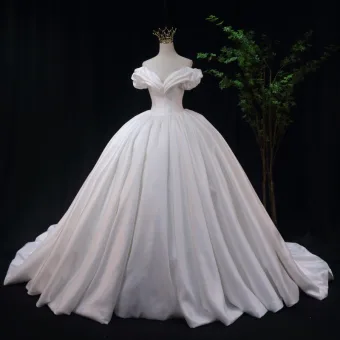 Chic Blanche Satin Chapel Train Robe De Mariée 2025 Robe Boule Bustier Sans Manches Dos Nu Mariage