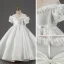 Élégant Ivoire Satin Mariage Robe Ceremonie Fille 2022 Robe Boule Encolure Dégagée Manches Courtes En Dentelle Fleur Ceinture Noeud Longue Robe Ceremonie Fille