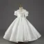 Élégant Ivoire Satin Mariage Robe Ceremonie Fille 2022 Robe Boule Encolure Dégagée Manches Courtes En Dentelle Fleur Ceinture Noeud Longue Robe Ceremonie Fille