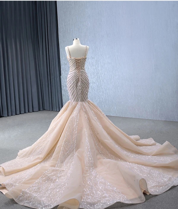 Luxe Scintillantes Champagne Fait main Perlage Faux Diamant Paillettes Robe De Mariée 2024 Trompette / Sirène Bretelles Spaghetti Sans Manches Dos Nu Chapel Train Mariage