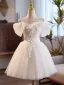 Chic / Belle Blanche Paillettes Appliques Robe De Mariée Courte 2024 Robe Boule De l'épaule Manches Courtes Dos Nu Tulle Mariage