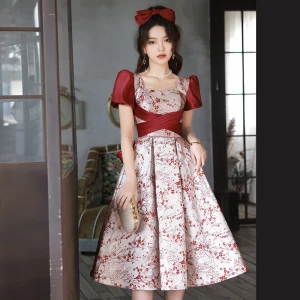 Chic Belle Bordeaux Floral De Retour Robe De Graduation 2023 Princesse Encolure Carrée Manches Courtes Dos Nu Noeud Longue Robe De Ceremonie