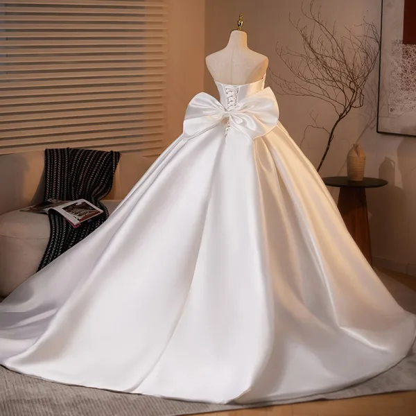 Klassisch Weiß Applikationen Satin Schleife Brautkleider / Hochzeitskleider 2025 Ballkleid Bandeau Ärmellos Rückenfreies Sweep / Pinsel Zug Hochzeit