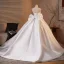 Klassisch Weiß Applikationen Satin Schleife Brautkleider / Hochzeitskleider 2025 Ballkleid Bandeau Ärmellos Rückenfreies Sweep / Pinsel Zug Hochzeit