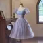 Chic / Belle Lavande Perlage Paillettes Courte de retour Robe De Graduation 2024 Princesse Encolure Carrée Gonflée Manches Courtes Dos Nu Tulle