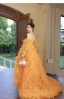 Charmant Orange Plissee Ballkleider 2023 Ballkleid Off Shoulder Kurze Ärmel Rückenfreies Gespaltete Front Sweep / Pinsel Zug Ball Festliche Kleider