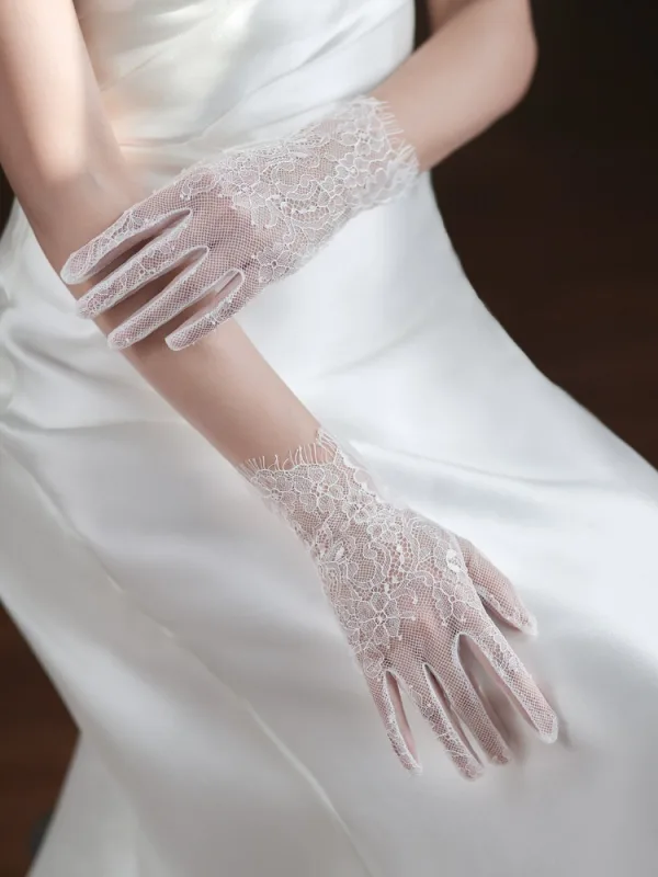 Vintage / Retro Modest / Simple White Lace Flower Wedding Bridal Gloves 2025