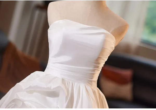 Elegante Weiß Satin Asymmetrisch Brautkleider / Hochzeitskleider 2025 Ballkleid Bandeau Ärmellos Rückenfreies Sweep / Pinsel Zug Hochzeit