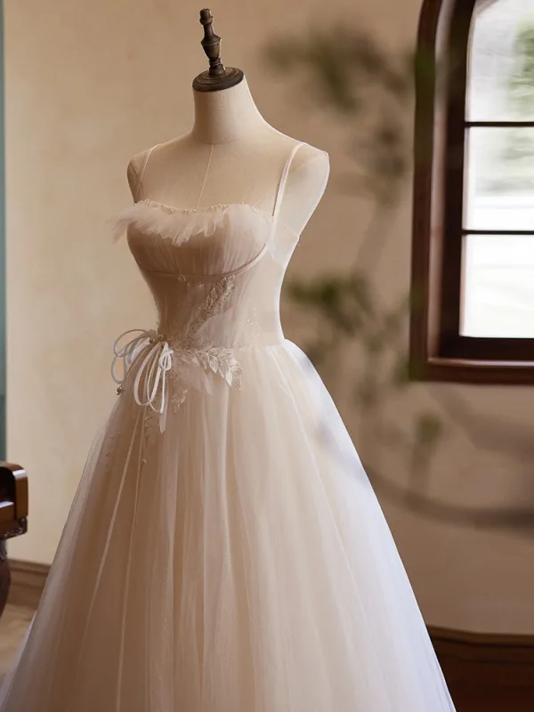 Schöne Champagner Perlenstickerei Perle Spitze Blumen Ballkleider 2024 Ballkleid Spaghettiträger Ärmellos Rückenfreies Schleife Stoffgürtel Sweep / Pinsel Zug