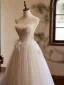 Schöne Champagner Perlenstickerei Perle Spitze Blumen Ballkleider 2024 Ballkleid Spaghettiträger Ärmellos Rückenfreies Schleife Stoffgürtel Sweep / Pinsel Zug