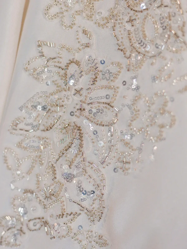 Vintage / Retro Ivory Beading Sequins Wedding Dresses 2023 Ball Gown Satin V-Neck Long Sleeve Court Train Wedding
