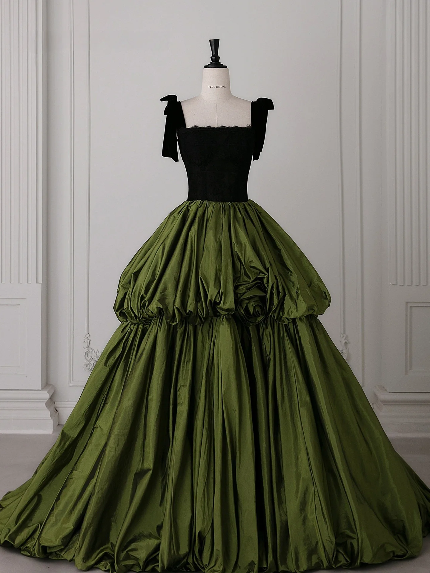 Chic / Beautiful Dark Green Cascading Ruffles Split Front Prom Dresses 2026 Ball Gown Spaghetti Straps Sleeveless Backless Sweep Train Formal Dresses Chic / Beautiful Dark Green Cascading Ruffles Split Front Prom Dresses 2026 Ball Gown Spaghetti Straps Sleeveless Backless Sweep Train Formal Dresses