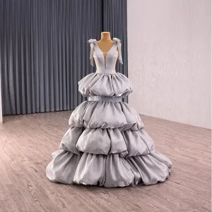 Haut De Gamme Gris Volants En Cascade Robe De Bal 2025 Princesse V Cou Sans Manches Dos Nu Train De Balayage Robe De Ceremonie