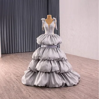 Haut De Gamme Gris Volants En Cascade Robe De Bal 2025 Princesse V Cou Sans Manches Dos Nu Train De Balayage Robe De Ceremonie