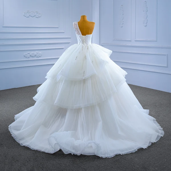 Vintage / Originale Haut de Gamme Blanche Volants en Cascade Robe De Mariée Robe Boule 2022 Une épaule Sans Manches Dos Nu Faux Diamant Tribunal Train Mariage