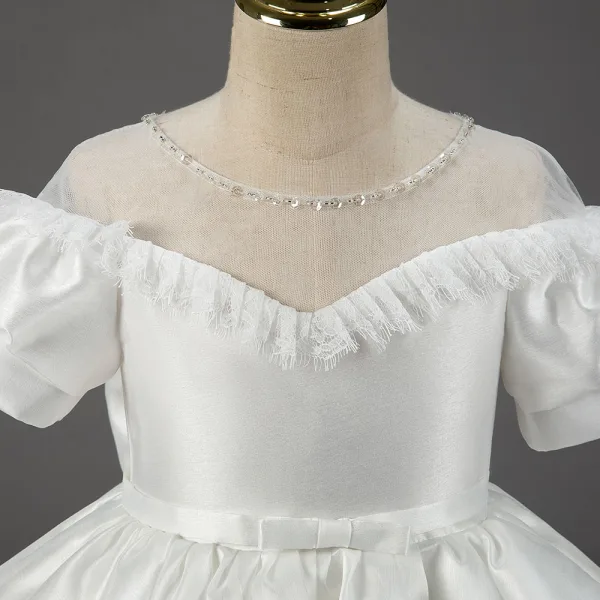 Élégant Ivoire Satin Mariage Robe Ceremonie Fille 2022 Robe Boule Encolure Dégagée Manches Courtes En Dentelle Fleur Ceinture Noeud Longue Robe Ceremonie Fille