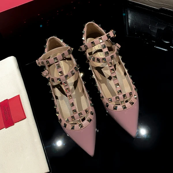 Charmant Blanche Été Vêtement de rue Plate Chaussures Femmes 2022 Cuir T-Strap Rivet À Bout Pointu Chaussures Femmes