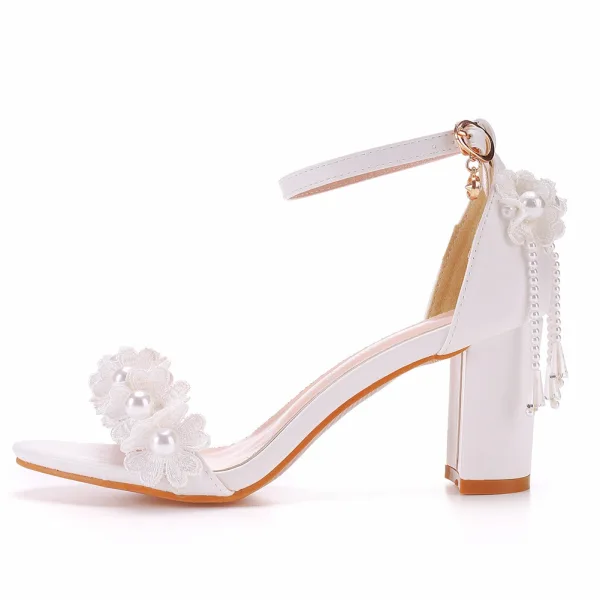Charmant Blanche En Dentelle Fleur Perle Gland Chaussure De Mariée 2023 Bride Cheville 7 cm Talons Épais Peep Toes / Bout Ouvert Mariage Sandales Talons Hauts