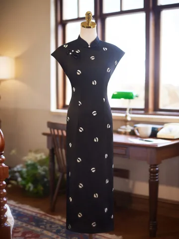 Vintage Originale Noire Brodé Soirée Cheongsam 2025 Trompette Sirène Col Haut Sans Manches Thé Longueur