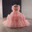 High End Pink Perlenstickerei Fallende Rüsche Brautkleider / Hochzeitskleider 2025 Ballkleid Bandeau Ärmellos Rückenfreies Kapelle-Schleppe Hochzeit