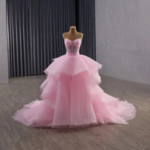 High End Sukkertøyrosa Håndlaget Beading Gripende Ruffles Ballkjoler 2025 Ballkjole Kjæreste Langermede Ryggløse Cathedral Train Formelle Kjoler
