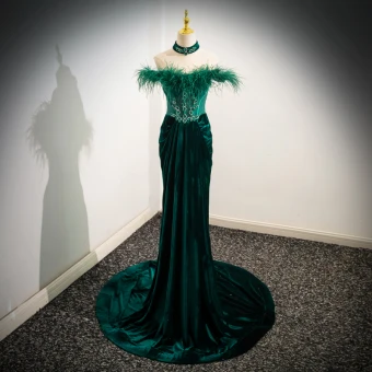 Elegant Dark Green Rhinestone Velvet Prom Dresses 2024 Trumpet Mermaid Off The Shoulder Tassel Sleeveless Backless Sweep Train Prom Formal Dresses