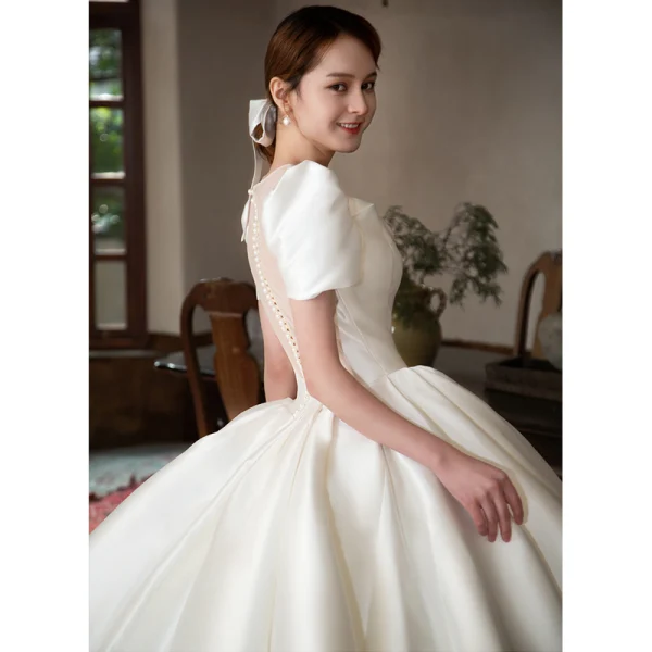 Vintage / Retro Modest / Simple Ivory Satin Wedding Dresses 2022 Ball Gown Scoop Neck Puffy Short Sleeve Pearl Royal Train Wedding
