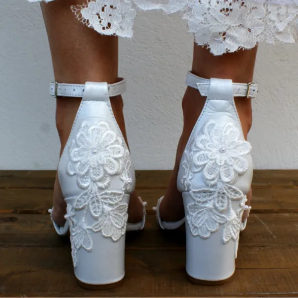 Schöne Ivory / Creme Spitze Blumen Brautschuhe 2022 Knöchelriemen 8 cm Thick Heels Peeptoes Hochzeit Sandaletten Hochhackige