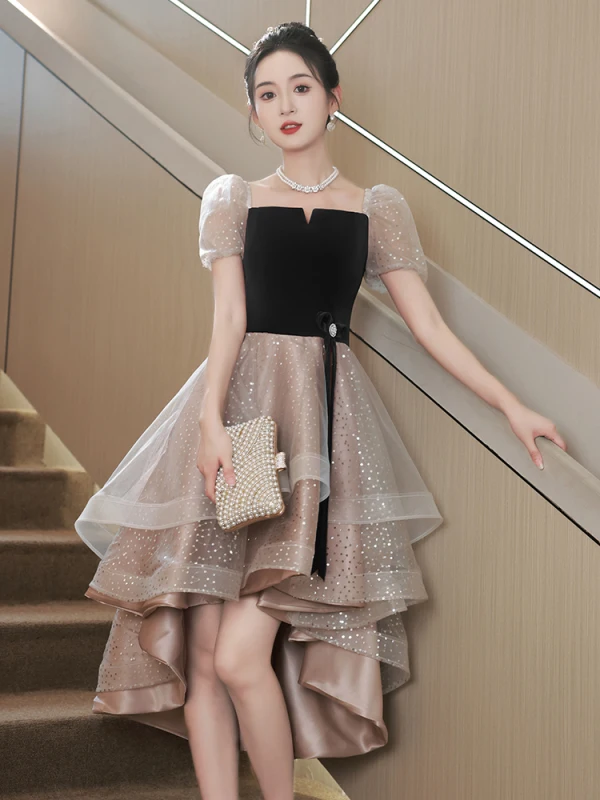 Charmant Noire Volants en Cascade Asymétrique Robe De Cocktail 2023 Princesse Encolure Carrée Manches Courtes Dos Nu Noeud Ceinture Paillettes Cocktail Robe De Ceremonie