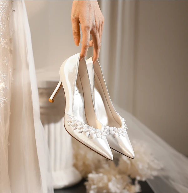 Elegant White Satin Appliques Wedding Shoes 2024 8 cm Stiletto Heels Pointed Toe Wedding Pumps High Heels