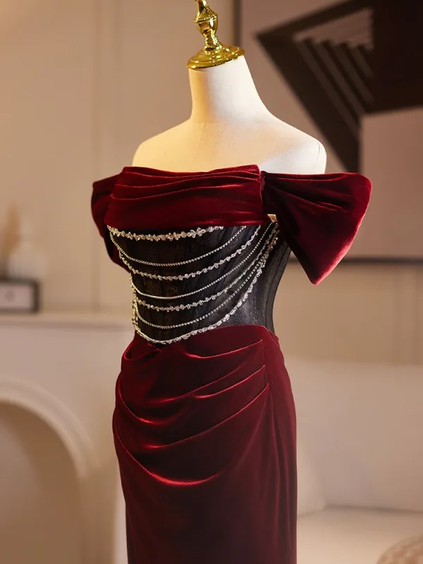 Elegant Burgundy Rhinestone Velvet Prom Dresses 2025 Trumpet / Mermaid Off-The-Shoulder Short Sleeve Backless Sweep Train Prom Formal Dresses