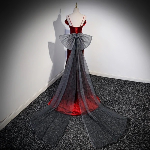Sexy Bordeaux Velours Robe De Soirée 2023 Trompette / Sirène Bretelles Spaghetti Faux Diamant Sans Manches Dos Nu Noeud Train De Balayage Soirée Robe De Ceremonie