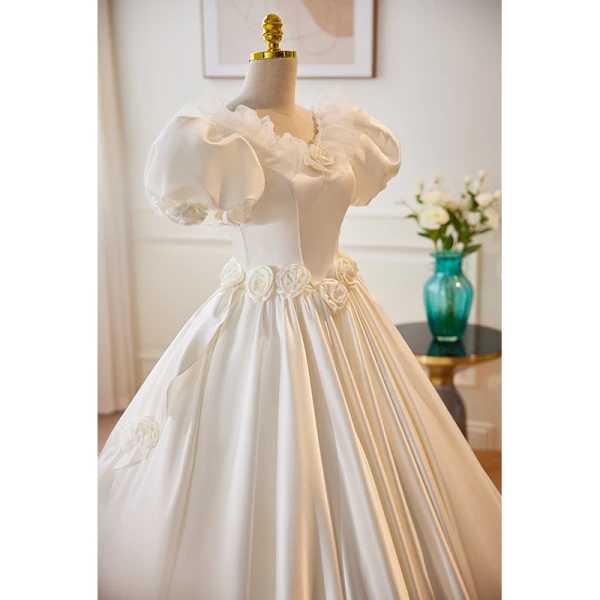 Elegant White Appliques Satin Wedding Dresses 2023 Ball Gown Scoop Neck Puffy Short Sleeve Backless Sweep Train Wedding