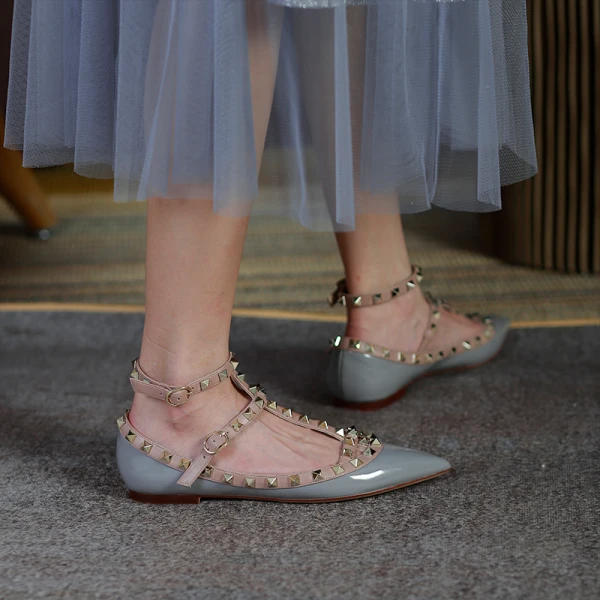 Charmant Blanche Été Vêtement de rue Plate Chaussures Femmes 2022 Cuir T-Strap Rivet À Bout Pointu Chaussures Femmes