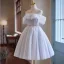 Simple Blanche Perlage Paillettes de retour Robe De Graduation 2024 De l'épaule Manches Courtes Dos Nu Courte Robe De Ceremonie