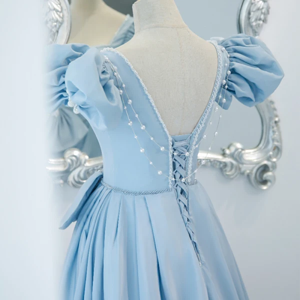 Style Audrey Hepburn Bleu Ciel Dos Nu Robe De Bal 2021 Encolure Carrée Manches Courtes Bretelles croisées Longue Satin Promo Princesse Robe De Cérémonie